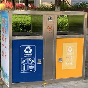 衢州火车站厕所垃圾桶